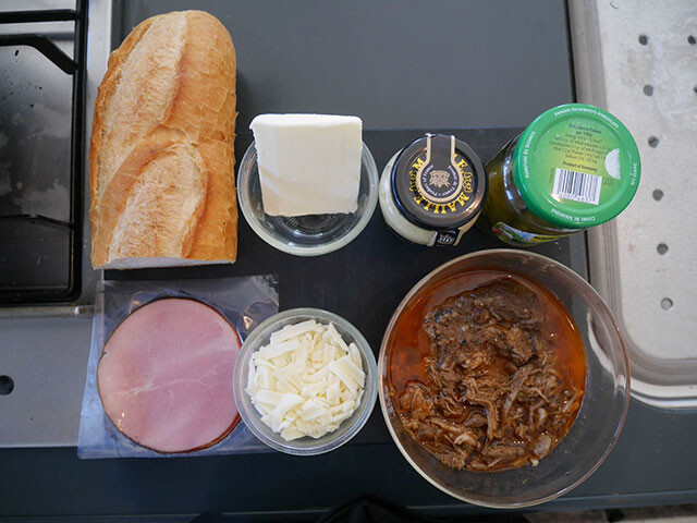 （上段左から）パン、バター、マスタード、ピクルス、（下段左から）ハム、チーズ、プルドポーク