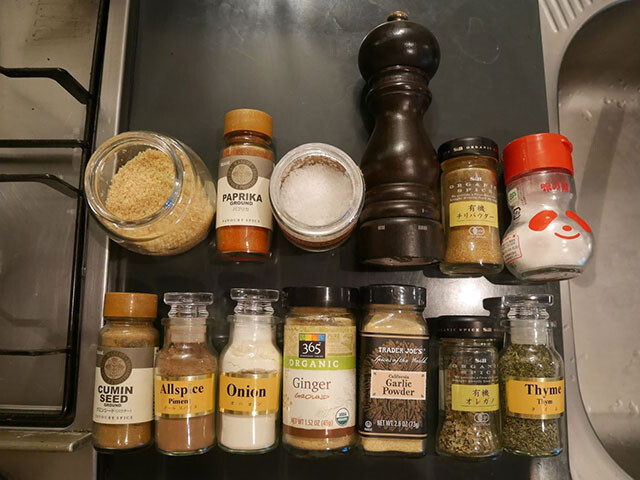 （上段左から）砂糖、パプリカパウダー、塩、胡椒、チリパウダー、味の素、（下段左から）クミンパウダー、オールスパイス、オニオンパウダー、ジンジャーパウダー、ガーリックパウダー、オレガノ、タイム