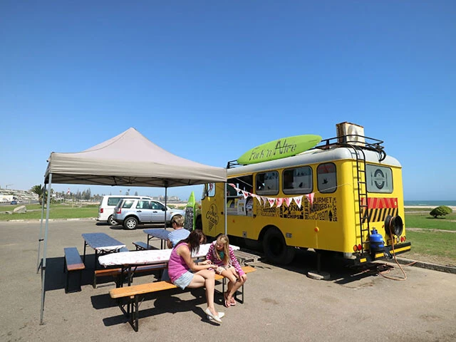 ビーチエリアのキッチンカー「Ｆｏｒｋ ＇ｎ Ｎｉｃｅ」