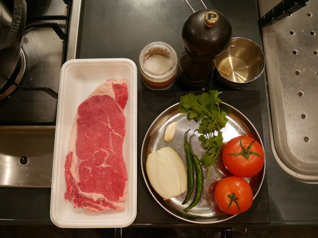 材料：牛ステーキ肉、ニンニク、玉ねぎ、ハラペーニョ（青唐辛子）、コリアンダー、トマト、塩、胡椒、コンソメスープ