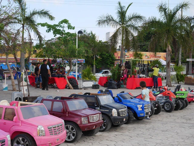 朝から晩まで屋台や子供用の遊具屋などが商売しています