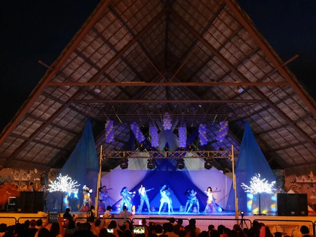 ステージで催し物がある夜はたくさんの人が集まります