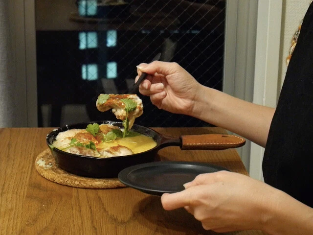 ニンニク臭ただようシュクメルリを食べる図