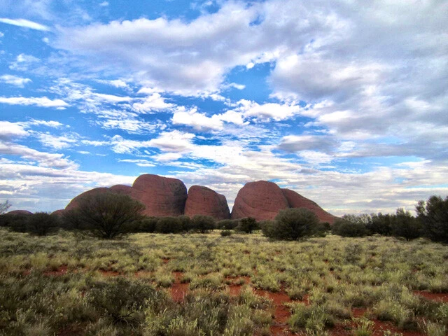 36の巨大岩から成るカタジュタ(オルガ岩群)
