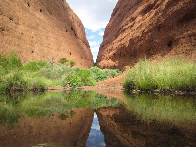 ワルパ渓谷で岩の谷間の鏡ばりに胸躍ります