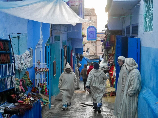 モロッコの民族衣装「ジュラバ」を着た人々