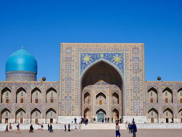 中央広場のティラカリメドレセ