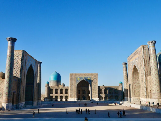 レギスタン広場の3つのメドレセ(神学校)