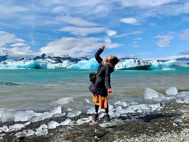流氷を拾って大喜びの旅人