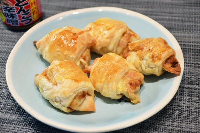 皮がサクサクの餃子もいいじゃない! 餃子をパイシートで包み焼きとんこつ辛味噌の刺激も完璧マッチ!「日高屋餃子の包み焼き」【B級フード研究家・野島慎一郎のバカレシピ】