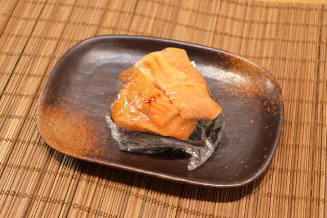 ５.黄金鮭ハラミのおむすび