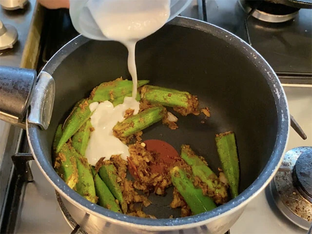 ３．鍋に油（分量外）をひき、ニンニク、自家製ミックススパイス、砕いたシナモンスティックを炒め、香りが出てきたらオクラ、ココナッツミルクを加えて炒めできあがり！