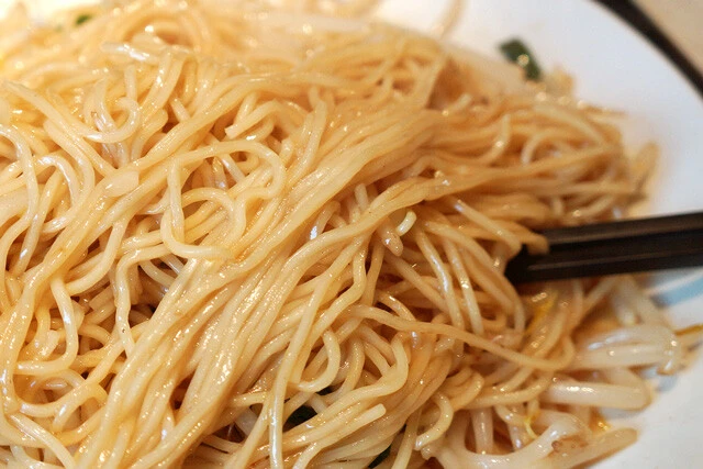 独特の細麺がクセになる