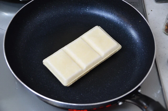 熱したフライパンで金のあずき最中の両面を軽く焼き、焦げ目がついたらバターを添える。塩気と芳醇な風味があずきと完璧マッチ!