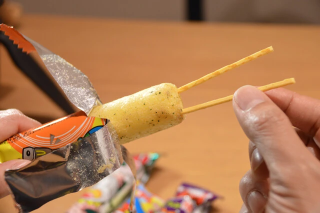 プリッツをうまい棒に挿すことでドッキングが可能。うまい棒の中に入ったプリッツのハードな食感もアリ。長さの限界に挑戦せよ！