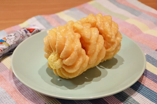 （１２）うまい棒クルーラー　ミスドのフレンチクルーラーを３個並べ、穴にうまい棒シュガーラスク味を挿入。ドーナツの穴はうまい棒を挿すためにあったのか！