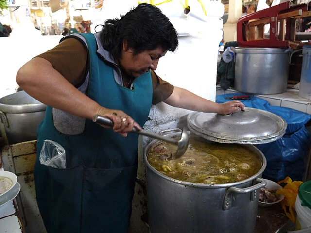 グツグツと煮えたぎる鶏出汁スープ