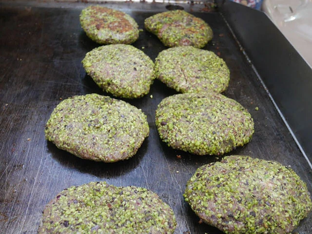粗刻みのピスタチオに覆われた馬肉のハンバーガーパティ