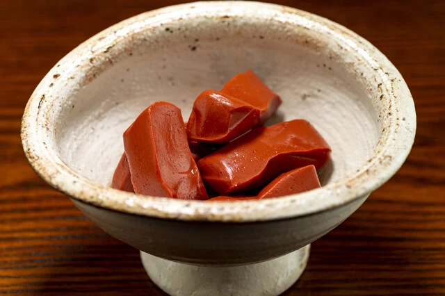 赤こんにゃく 見た目はレバ刺しのような真っ赤なこんにゃく。諸説あるが、信長が赤く染めたといわれている