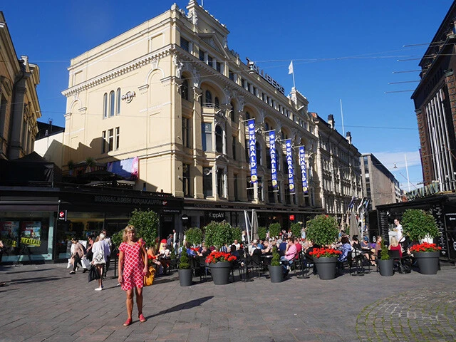 ヘルシンキの街中。ストックマンデパート前の広場