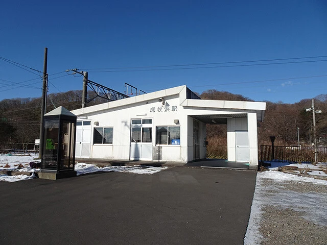 駅前には最近では珍しくなった電話ＢＯＸがある