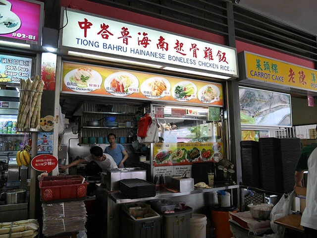 シンガポールで人気の居住地区チョンバルにあるマーケットのフードコート