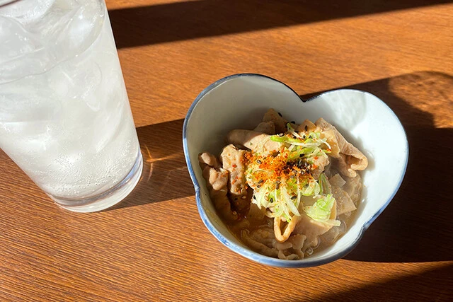 「もつ煮」(450円)と「レモンサワー」(400円)