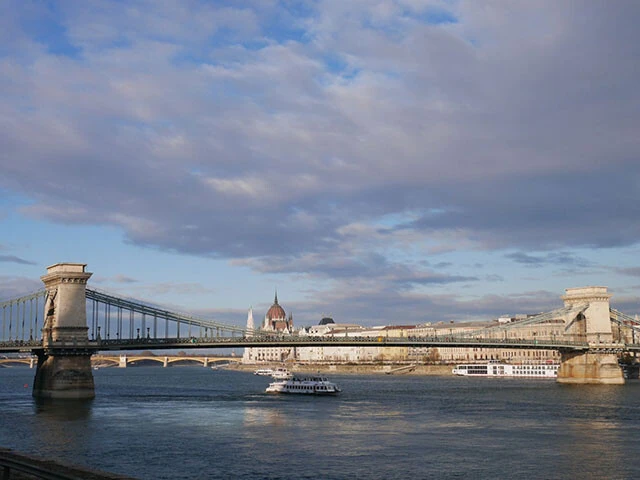 首都ブダペストのドナウ川にかかるセーチェーニ鎖橋の景色