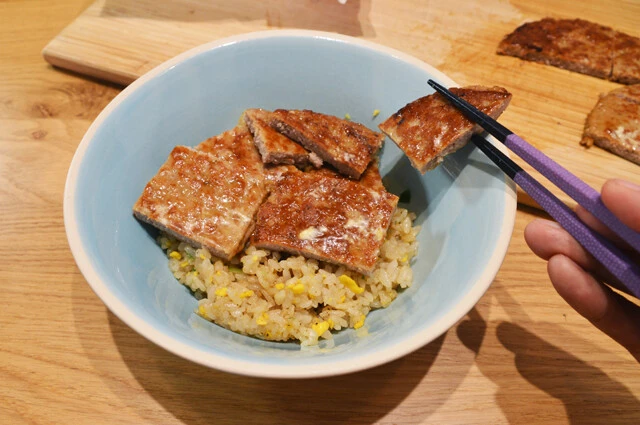 (2)盛る! ザ★チャーハンを温めたら丼に盛り、その上に(1)を盛りつける。本場・今治の「焼豚玉子飯」では白飯を使うが、今回はジャンク感を強くするためにチャーハンを使用すべし!