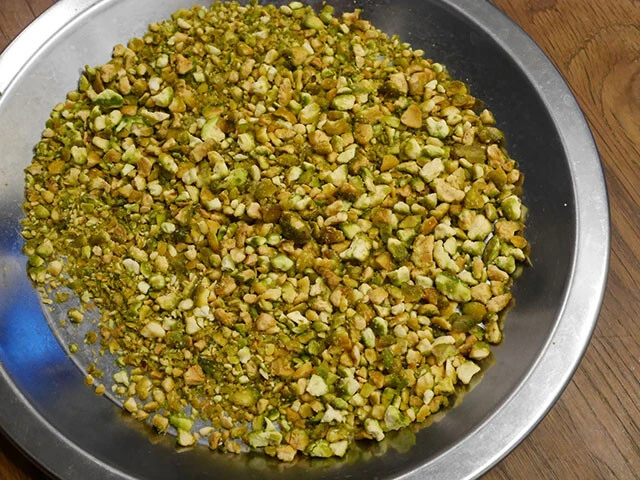 1．ピスタチオの殻を剥き、なるべく薄皮を取り除いたら、ジップロックに入れてめん棒などで潰し砕く。