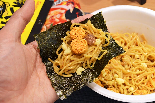 (5)カスタム! (2)や(3)で入れすぎると味が濃くなってしまうこともあるが、そんな場合は焼きのりを使って手巻きずしのようにして食べるのもアリ。のりせんべいのような風味を味わえる