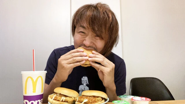 (4)激ウマ! プチッとうどんをかけたらバンズを包み紙に戻して食べるだけ。チキンクリスプがクセの少ない味なので、何味のプチッとうどんでも最高に合う! 自分好みの味を見つけよう