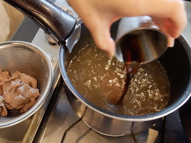 ３．ニュクマム、きび糖、塩胡椒を入れて味を調える（ニュクマムは食べる時に手元で入れてもＯＫです）