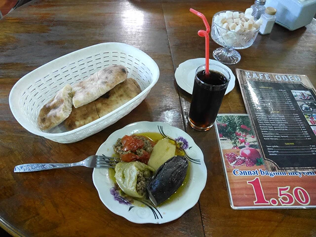 ドルマはパンとセットで提供される