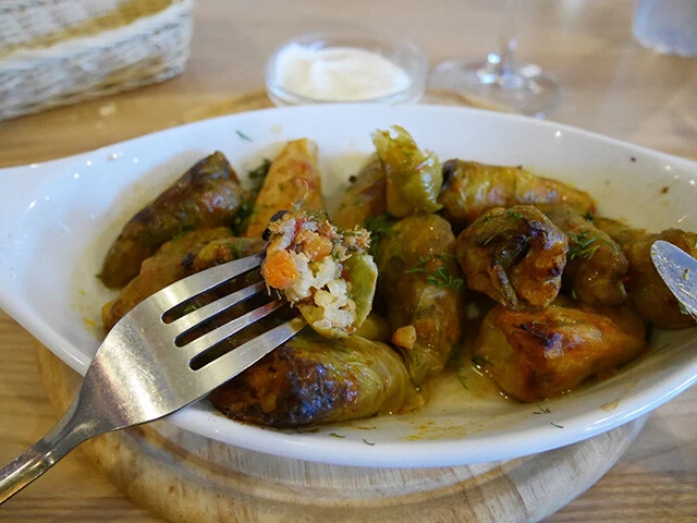 サルマーレの中身は肉や米などが入ってます。モルドバではスメタナ（サワークリーム）を添えて