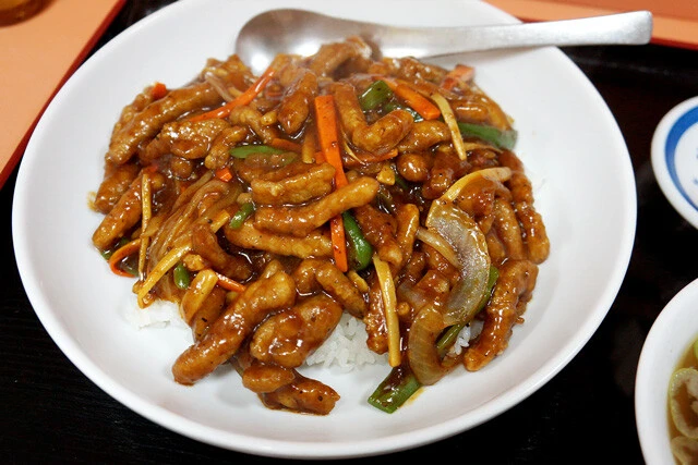 【香港丼】街中華の謎メニューは、あまりにも自分好みの逸品だった！：パリッコ『今週のハマりメシ』第53回