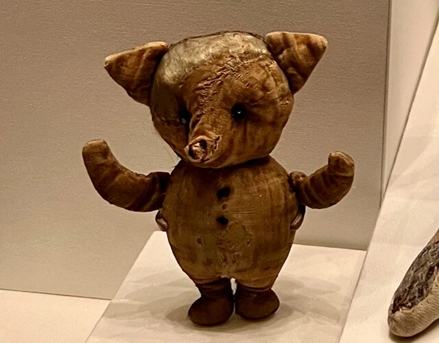 『クマのプー』のモデルとなったぬいぐるみに市川紗椰「ご本人のコレジャナイ感、すごいです」