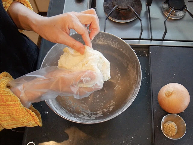 １．生地の材料を全てボウルに入れひとまとめになるまでこね（耳たぶくらいの硬さ）、ラップで包んで１時間寝かす。