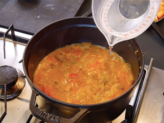 ４．トマトを加え、水を追加し煮立たせたら、弱火で４５分程度煮込む。