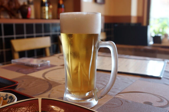「ビール・中ジョッキ」（５００円）