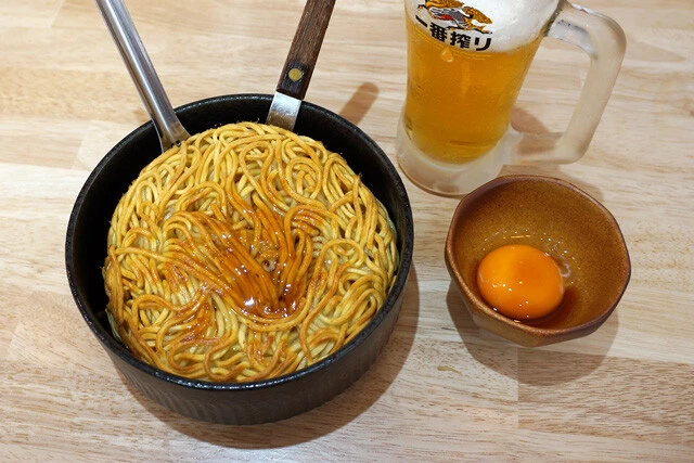 「焼き油そば(並盛)」(780円)と「卵黄」(50円)