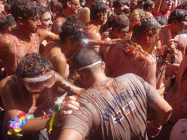 あっという間に全身トマトだらけ！