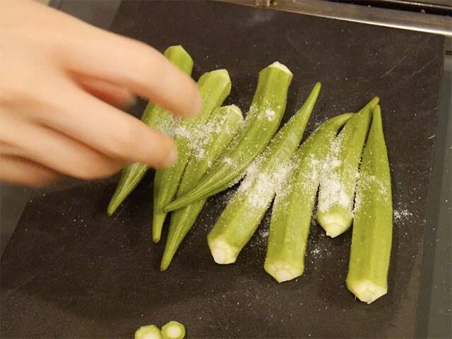 １．オクラはヘタとガクを取り、塩を振りまな板の上で転がして板ずりする。サッと水洗いし、一口サイズにカット。