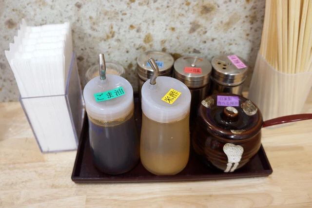 卓上には豊富な調味料