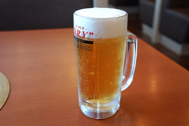 「生ビール（中）」（４９０円）。ベタだけど、この一杯のために生きてる