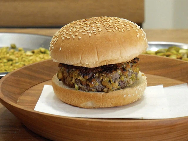 5．バンズにパティを挟んでできあがり！