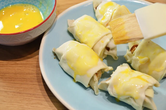 (3)塗る! パイにツヤを出すため、卵黄に少量の水を加えたもの(卵液)をよく混ぜてからパイの表面に塗ろう。この手順は省略しても問題はないが、見た目がおいしそうに仕上がる