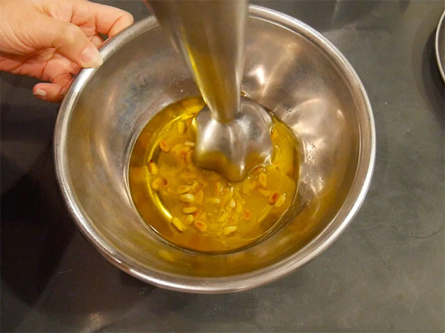 １．ボウルにオリーブオイル、松の実、塩、ニンニクを入れて、ブレンダーですり潰す。（フードプロセッサー、ミキサー、すり鉢でもＯＫ）