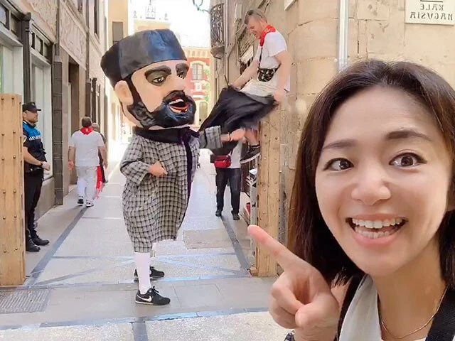 大人も警察も容赦無くムチで叩く大頭の張子人間