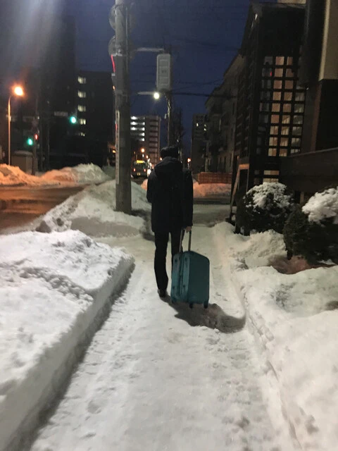 商品開発前には現地でトレンドから昔ながらの味まで徹底調査。大雪の札幌で重いスーツケースを引きずりながら一日5軒も食べ歩く太田さん